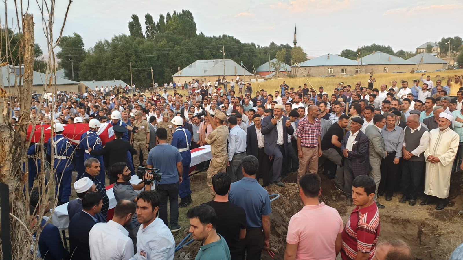 Düğün günü kardeşiyle birlikte toprağa verildi